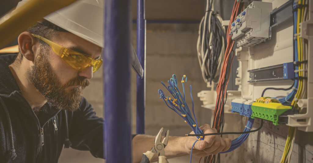 Why-Electrical-Systems-Fail-in-Saudi-Arabia's-Hot-Season